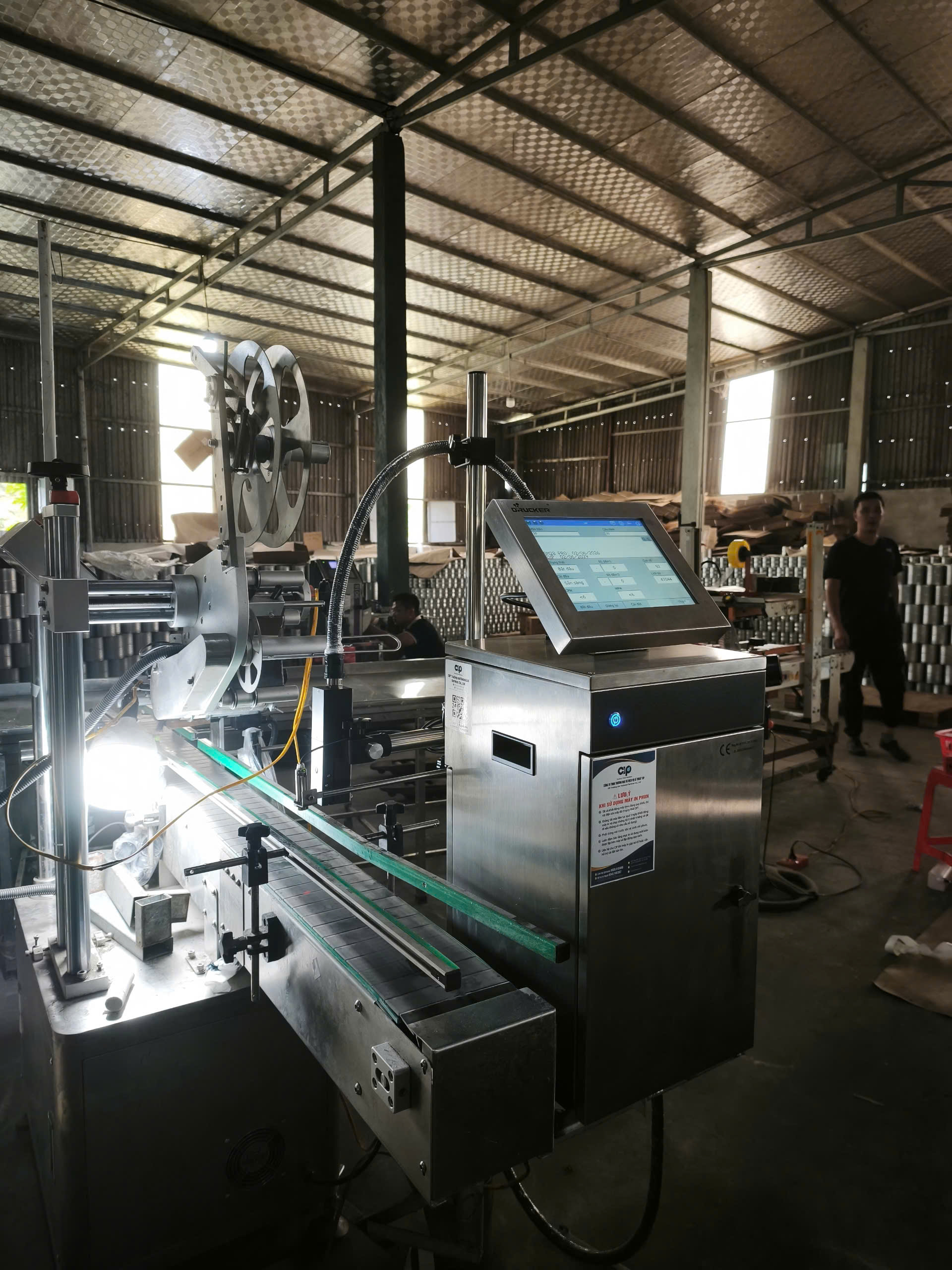Máy in công nghiệp Drucker CIP - may-dan-nhan-tu-dong-tich-hop-may-in-date-drucker-03